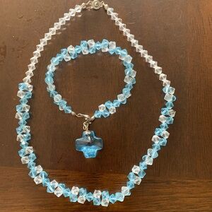 BLUE & WHITE PLASTIC BEADED NECKLACE WITH MATCHING BRACELET WITH BLUE CROSS